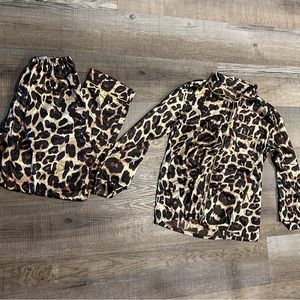 Women’s leopard pajamas Size Medium EUC